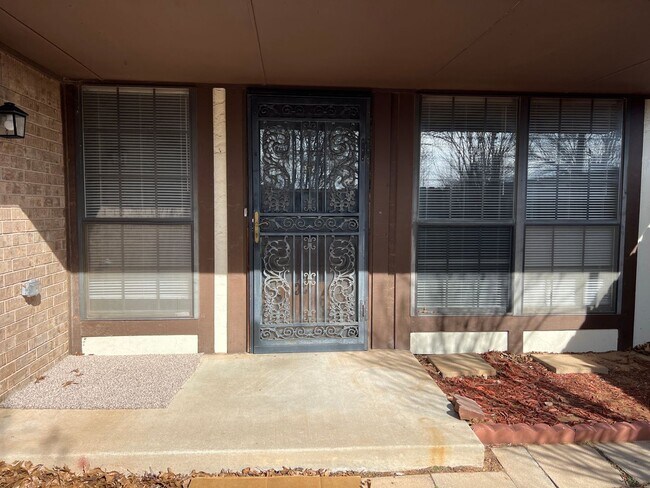 Building Photo - 2 Bedroom Duplex with Move in Special!!