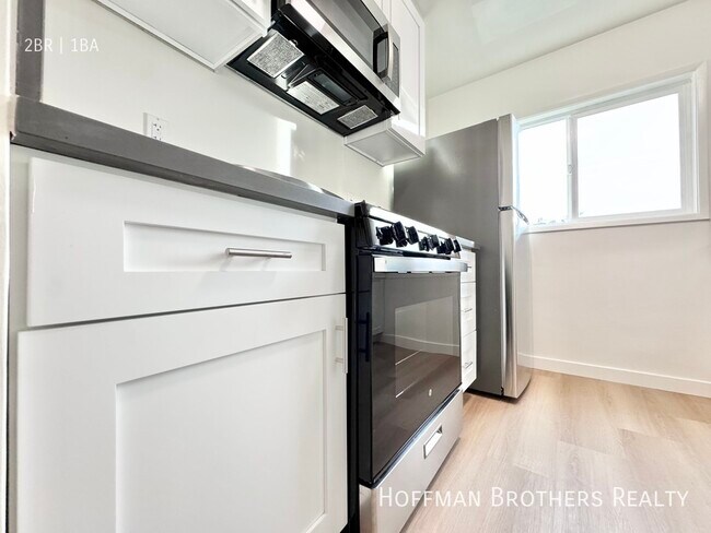 Building Photo - 3160 Hollycrest Dr