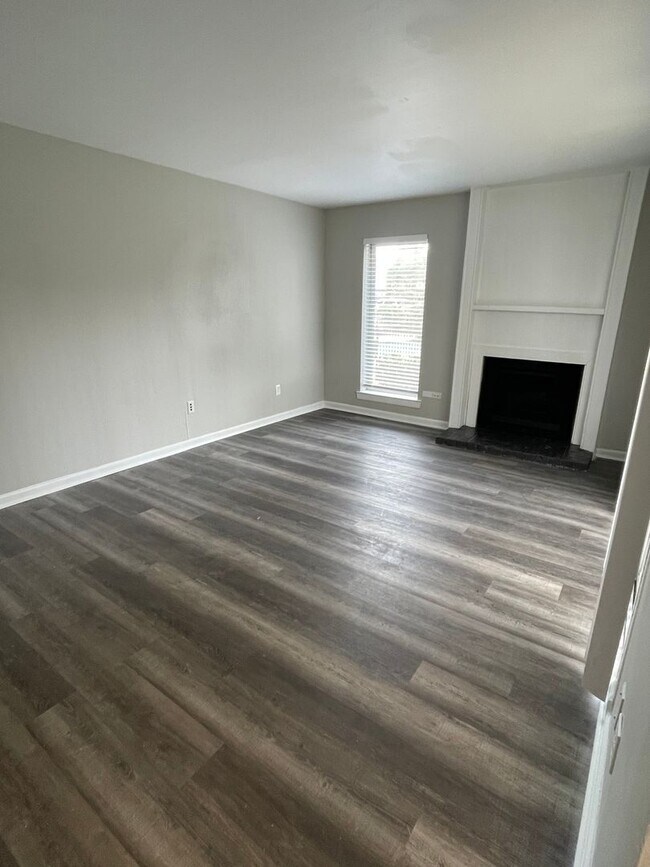 Building Photo - 2Bd/1.5Ba Townhouse located on the Germant...