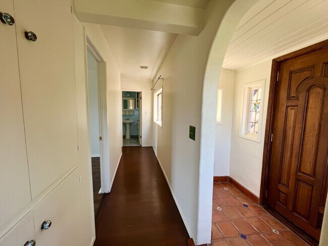 Foto del edificio - Excellent two Story Spanish style home loc...