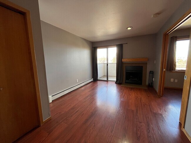 Building Photo - Charming Mapleton Ave. 1 Bed/1 Bath Condo - Available August 3rd!