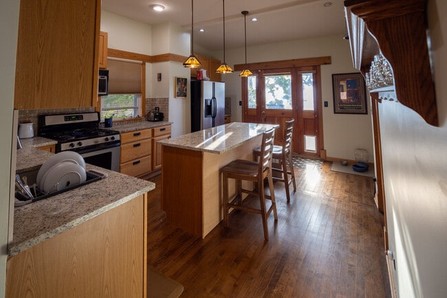 Building Photo - 4526 N Avers Ave