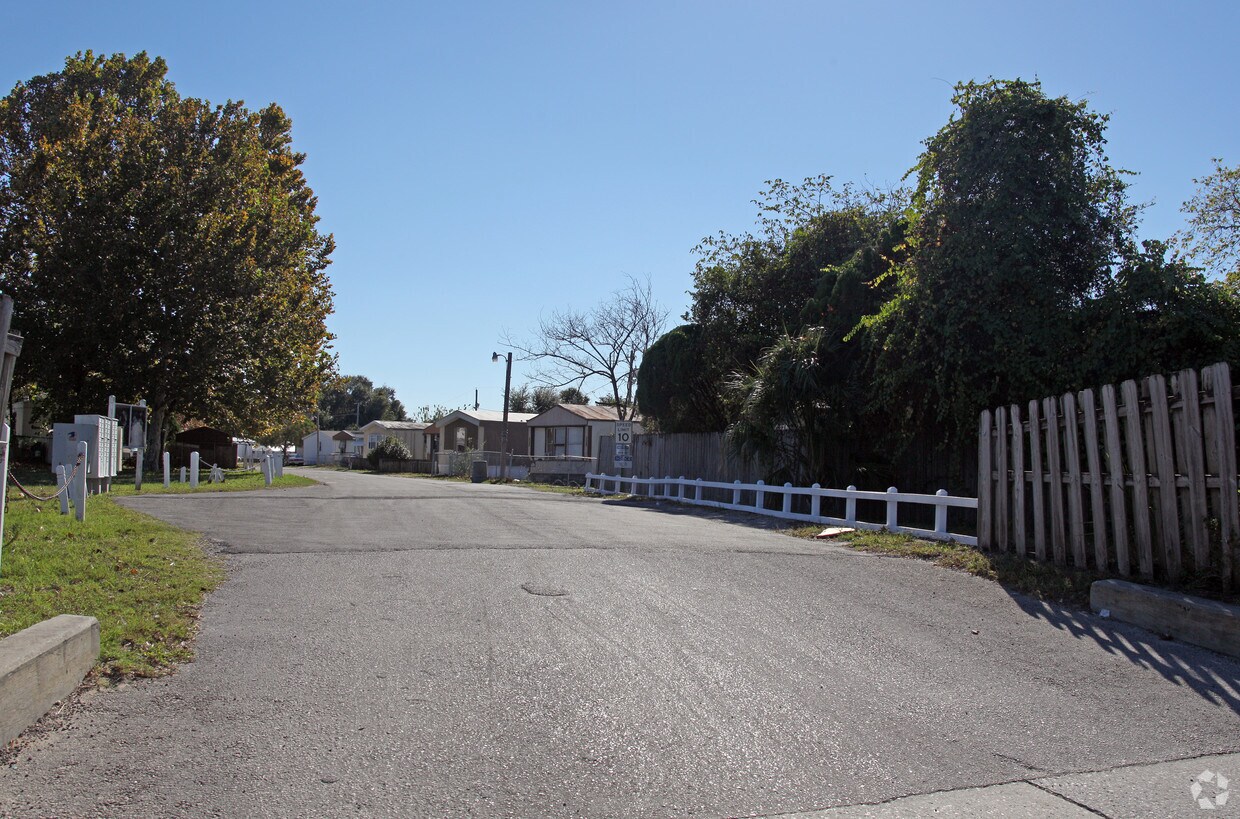 Building Photo - 7301 Fairview Park Dr