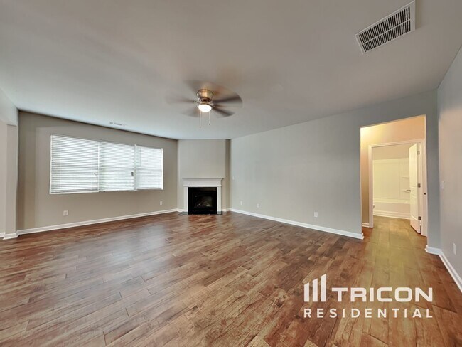 Foto del edificio - 239 Shaker Hollow Dr