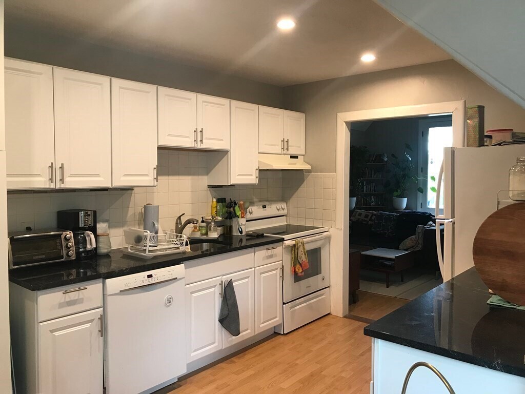 Primary Photo - 68 Kittredge St