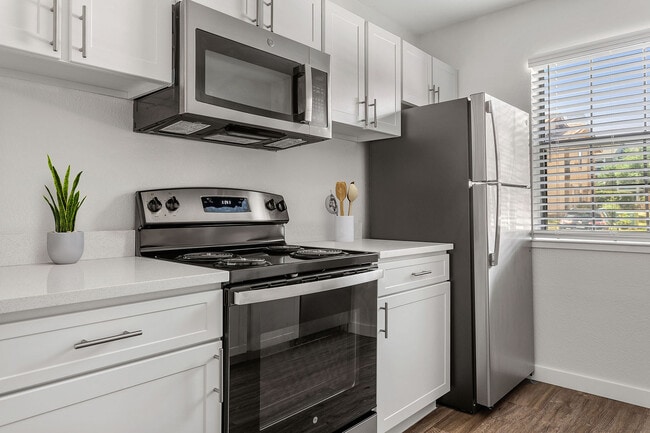 C242360_CallowayLasColinas_1B1B_Kitchen_02_VS_1 - Calloway at Las Colinas