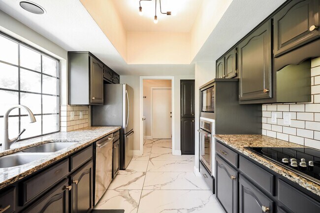 Building Photo - Charming Single-Story Home for Rent in San Antonio – Gated Community Living