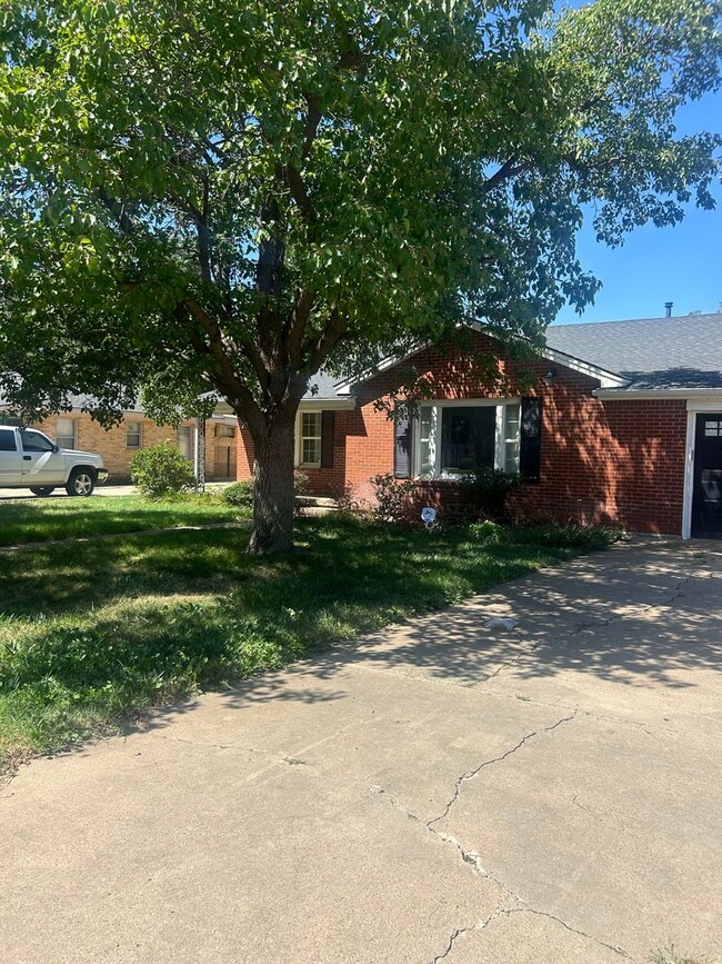 Building Photo - Spacious Wolflin Home