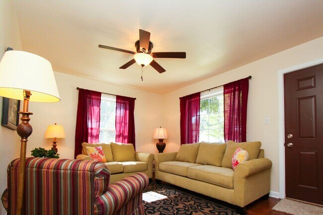 Foto del edificio - Spacious 3 bedroom 1.5 Bath Gem Available ...