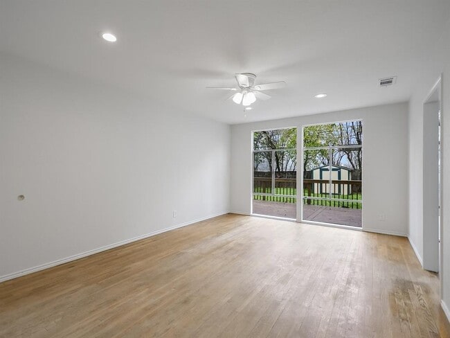 Building Photo - 112 E Skyview Rd