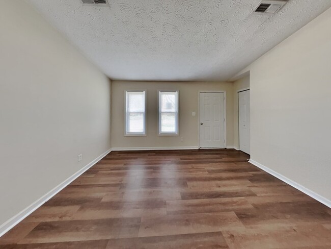 Building Photo - 3 bed 2 bath with a HUGE backyard!