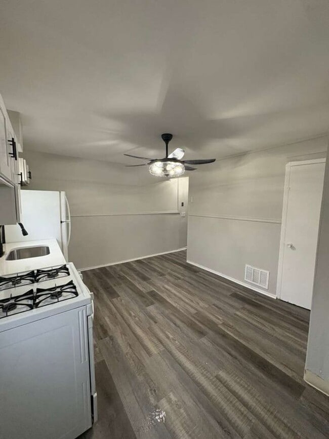 Building Photo - 5978 Glenway Dr