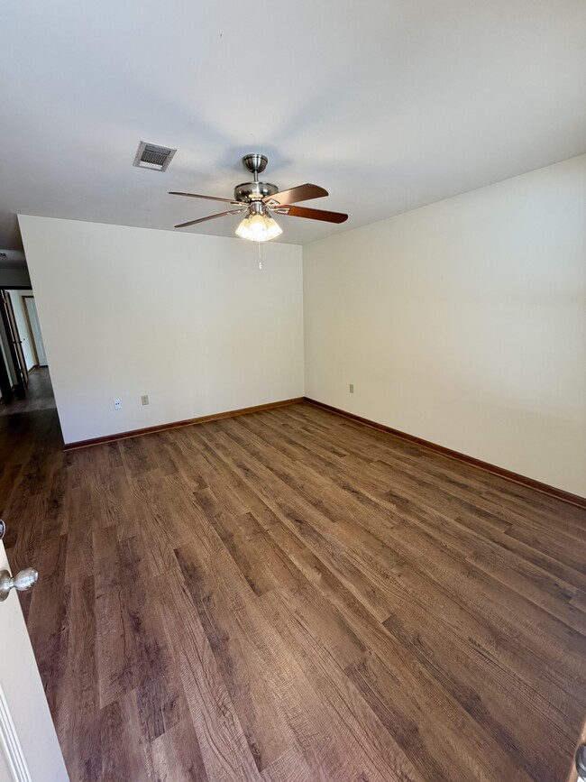 Vista de la sala de estar desde la puerta principal - 29604 Burns Ln