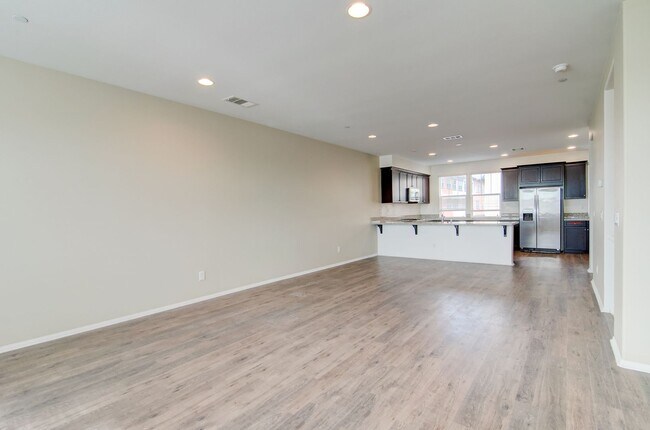 Building Photo - Newer Build 4-Bed Townhome in HOA Community!