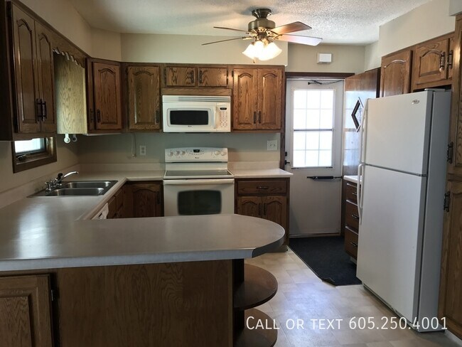 Building Photo - Excellent 2 Plus Bedroom Home w/ Open 3 Ca...