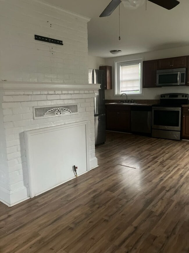 Building Photo - 1803 E 6th St