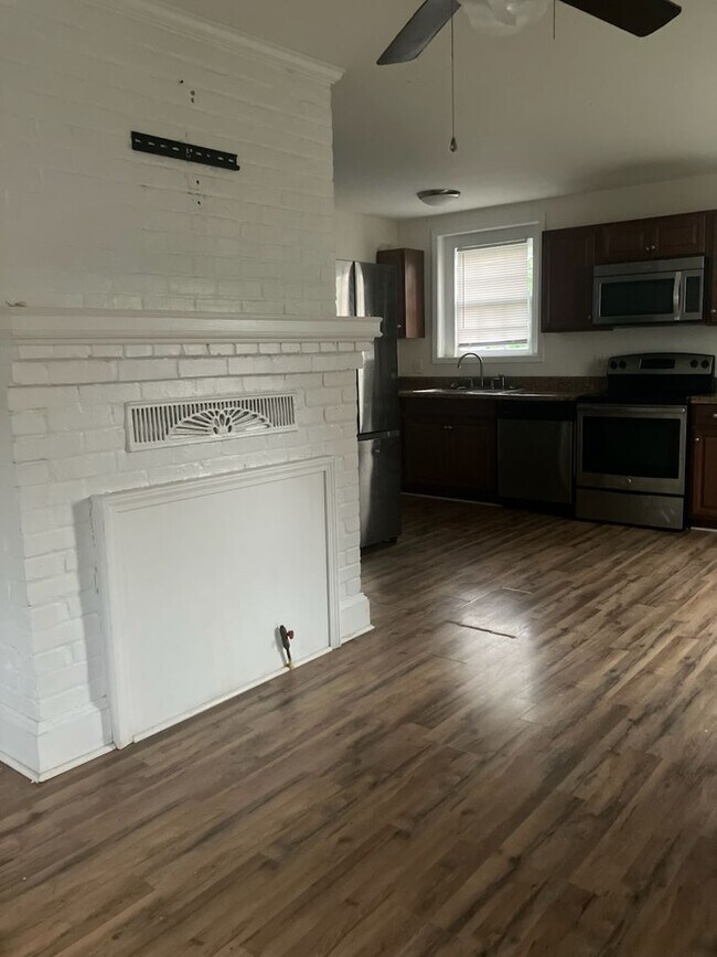 Building Photo - 3 Bedroom, 2 Bath House in the Grid walking distance to ECU