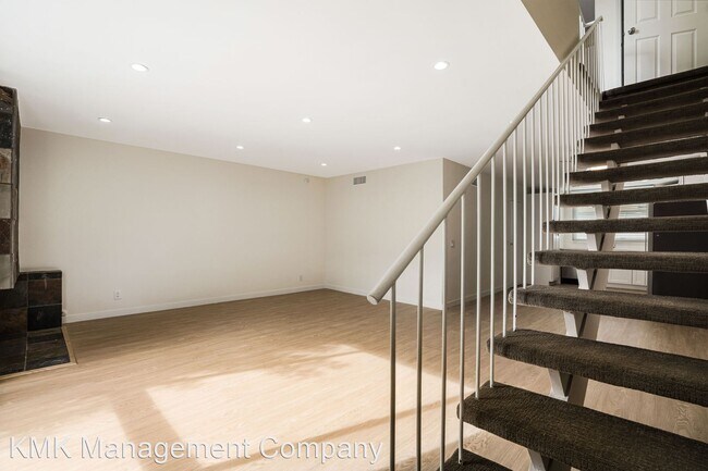 Building Photo - 3 br, 2 bath Apartment - 1558-76 1/2 S. Bu...
