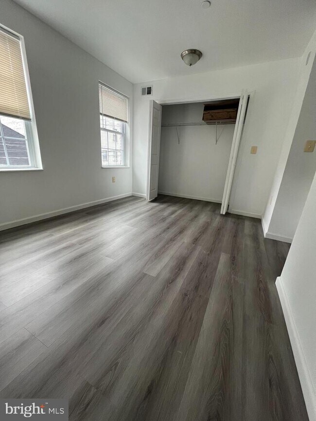 Building Photo - 1025 Buttonwood St