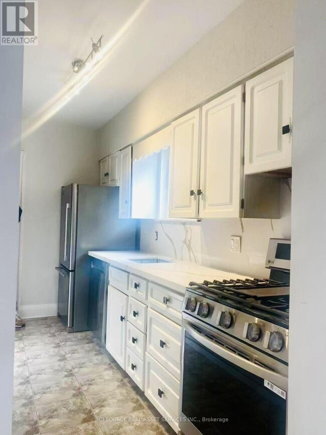 Building Photo - 166 Chaplin Crescent