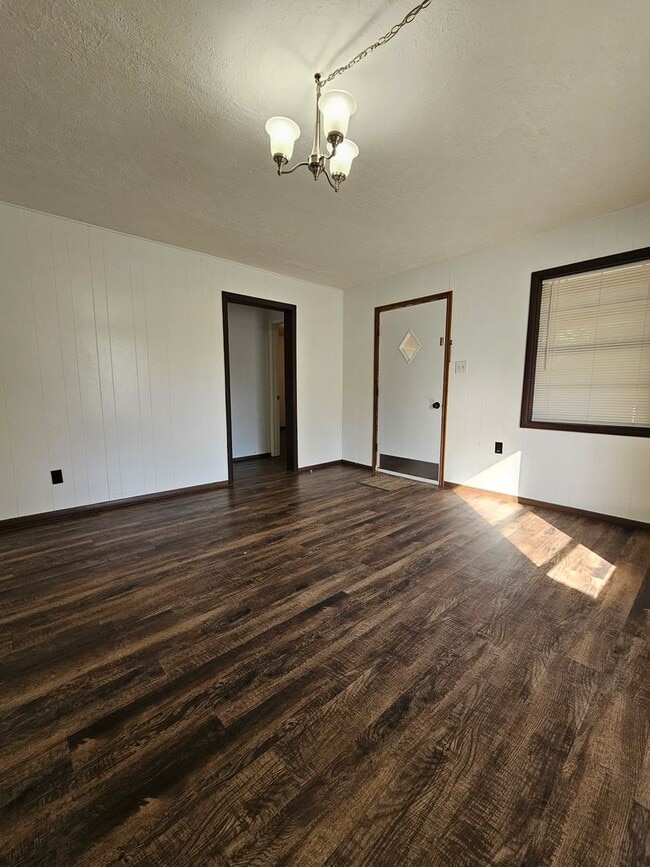 Building Photo - (3) Bed/(1) Bath in Purcell Avail NOWl!