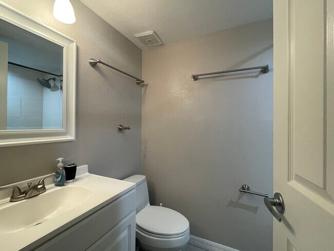 Baño n.° 2 - 214 Meadow Ln