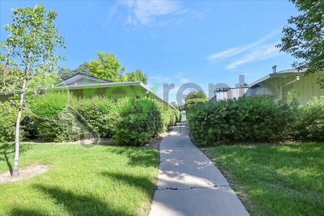 Foto del edificio - 6705 Greenback Ln