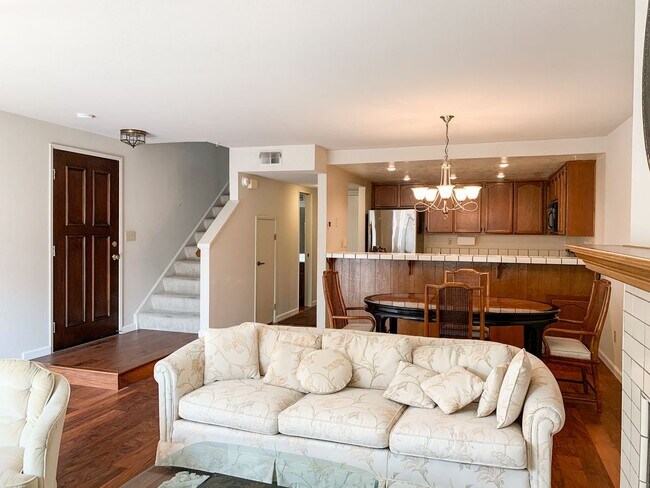 Building Photo - Lovely 2 Bedroom Hamilton Place Townhouse