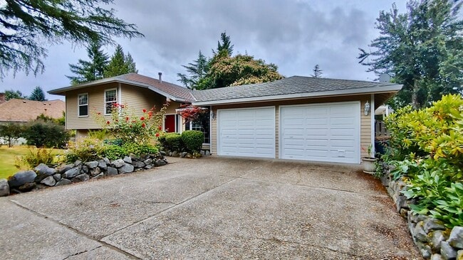 Building Photo - Welcome to this Gorgeous 4 Bedroom Home in the Desirable Westlake Neighborhood in Lake Oswego! Fr...