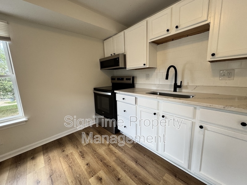Primary Photo - 136 E South St
