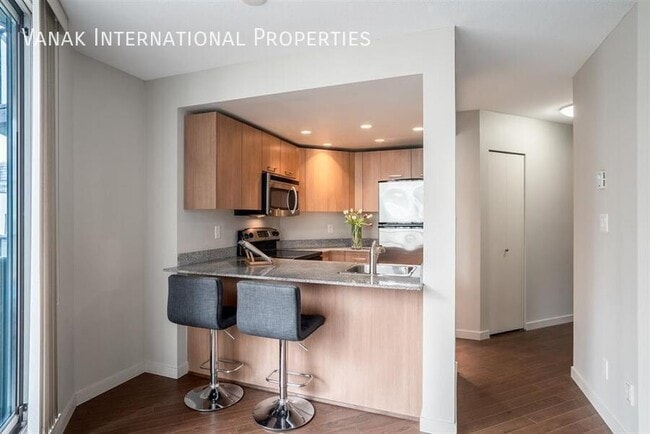 Building Photo - Charming 1-Bedroom Apartment in Vibrant Downtown Vancouver