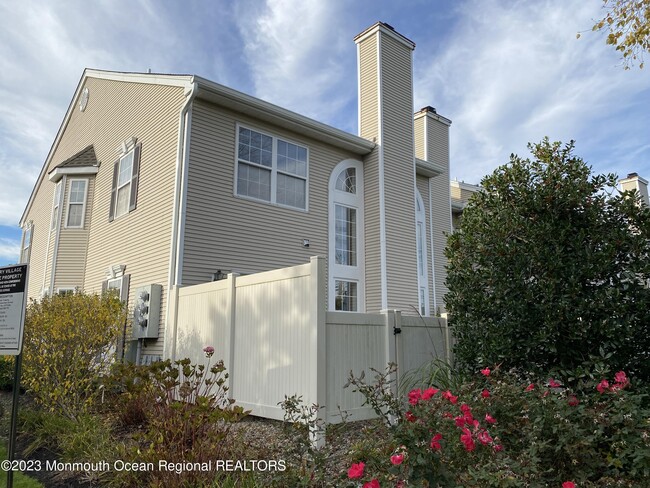 Building Photo - 10 Decoy Ln