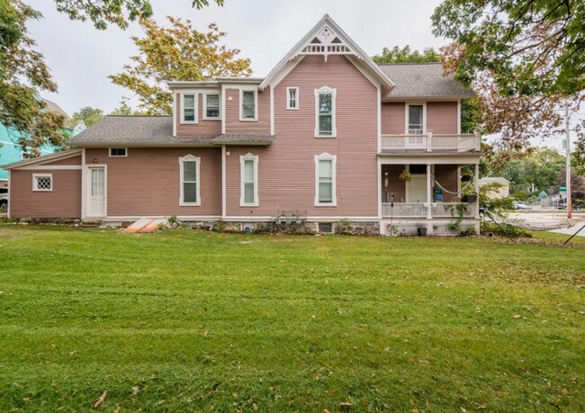 Building Photo - Historic Main Floor 2 Bed 1 Bath Heritage ...