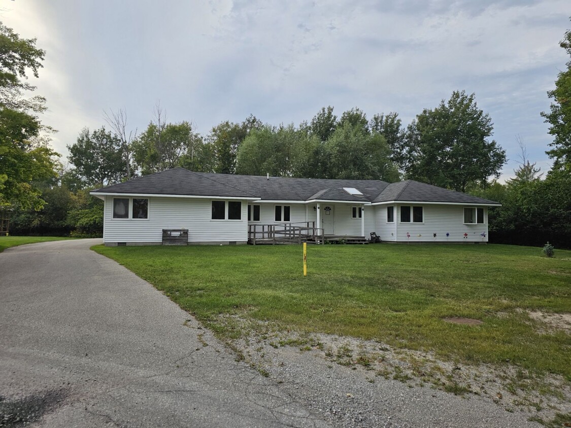Primary Photo - 386 S Brooke St