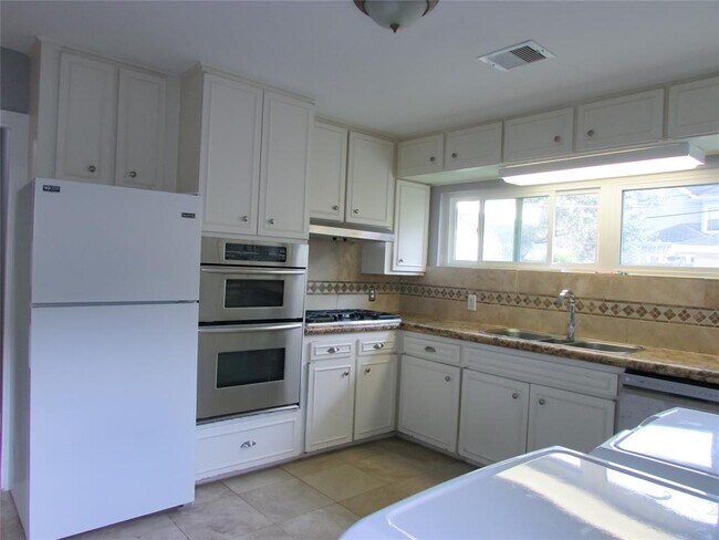 Foto del edificio - 5205 Jessamine St