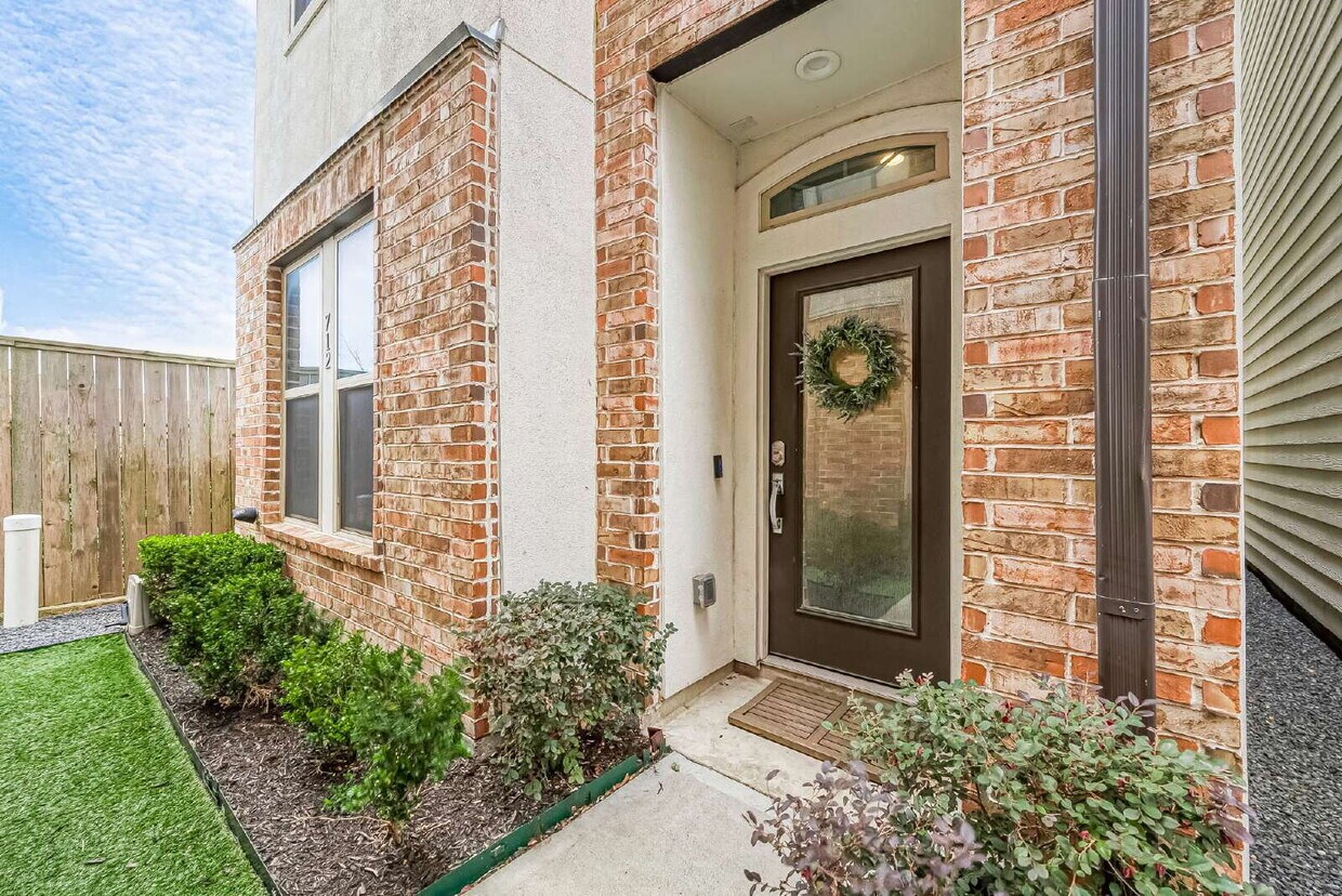 Foto principal - Modern home with 3 bedrooms, 3.5 bathrooms...