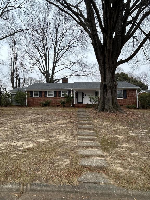 Building Photo - 2112 Villa Dr