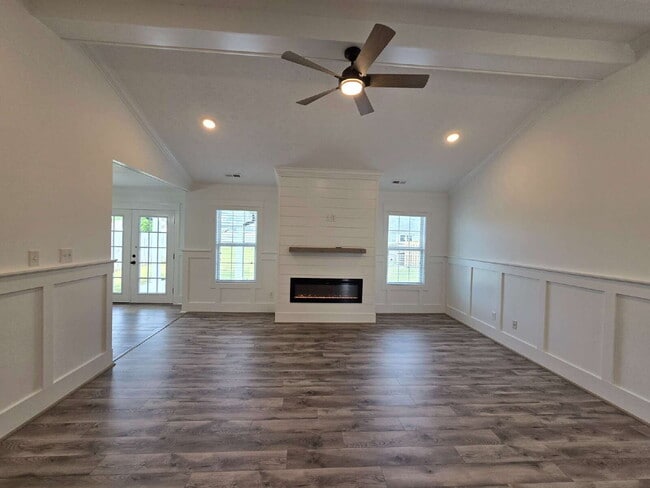 Building Photo - "Charming 3-Bedroom Retreat with Granite Finishes & Cozy Fireplace in Jacksonville!"