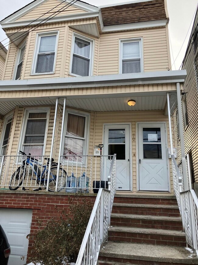 Building Photo - 127 W 51st St