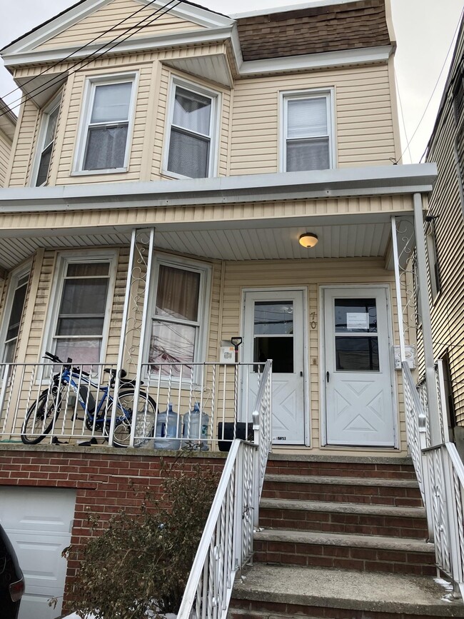 Building Photo - 70 W 44th St