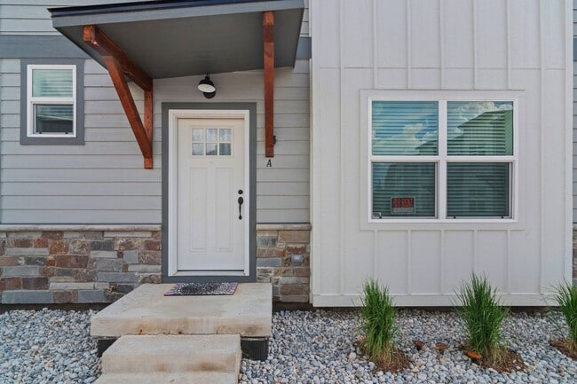 Building Photo - Charming 3BR Townhome in Fraser