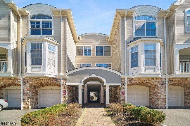 Building Photo - 915 Kensington Ln