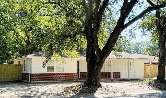 Foto del edificio - 4216 Fairfields Ave