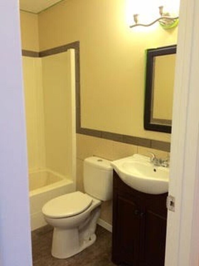 Building Photo - 1550- Chic 3BR Ranch in Parchment - Sleek,...