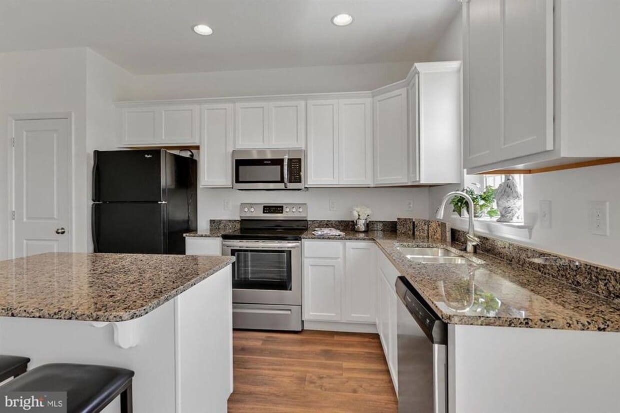 Building Photo - Luxury Townhome with garage!