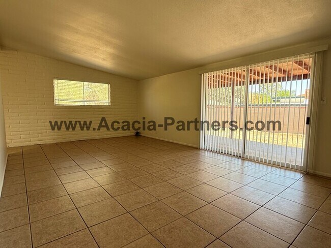 Foto del edificio - Corner Lot Three Bedroom Home