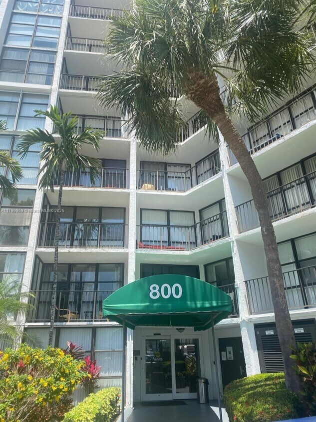 Primary Photo - 800 Parkview Dr