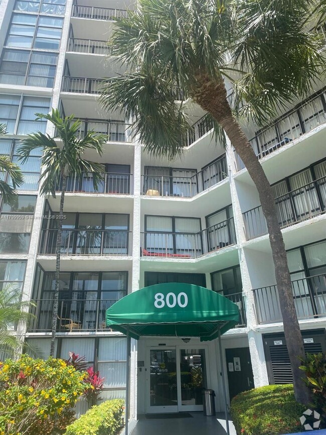 Building Photo - 800 Parkview Dr