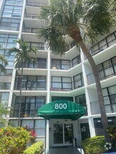 Building Photo - 800 Parkview Dr