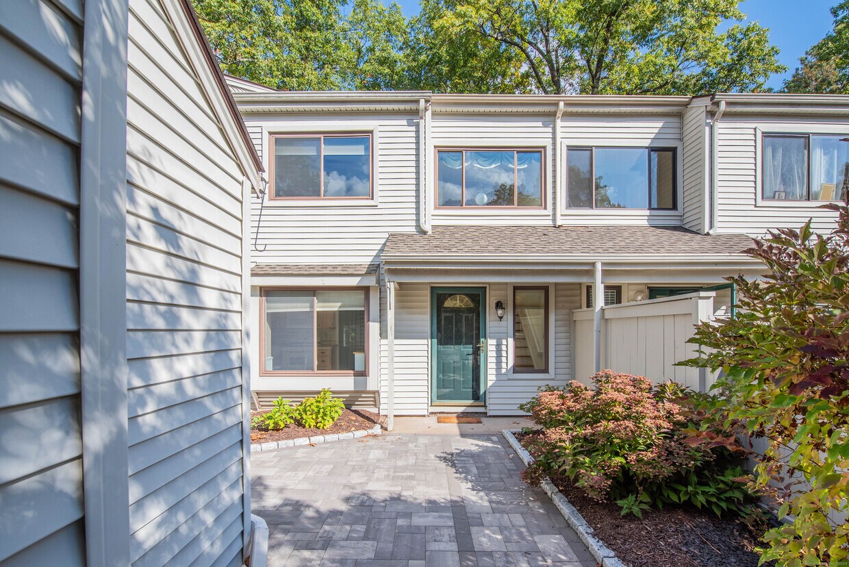 Foto principal - 117 Farmington Chase Crescent